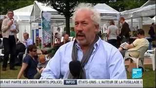 Simon Callow speaking French in an interview