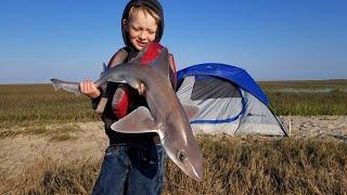 Camping on Abandoned Island - Fishing Crabbing & Coastal Foraging (Catch Cook Camp)