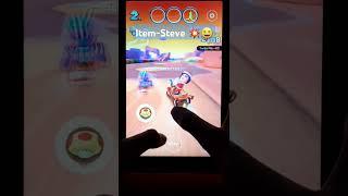 Steve (Mii) ballert mit 4 Items auf die Gegner 