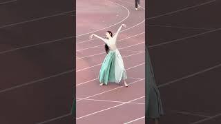 给我一匹骏马#户外舞蹈#操场上从来不缺舞者#舞台无处不在
