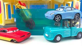 CAMBIO DE COLOR DE RAMONE - DISNEY PIXAR CARS - RAMONE'S COLOR CHANGE PLAYSET CON RAYO MCQUEEN