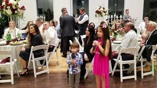 Трогательно дети спели на свадьбе у сестри. Самая красивая Вероника. Wonderful kids singing at weddi