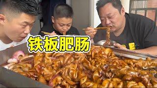 Fat Long wanted to eat fat sausage  so he bought a large basin directly. The fried food was too enj