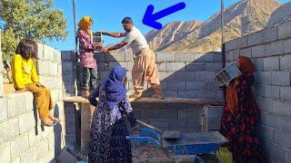 The efforts of a single woman in the Chinese wall of the house with the help of the master builder