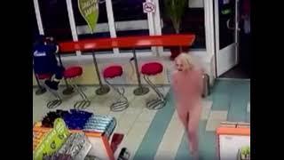 Судья из Ставрополя подал в отставку после скандального видео с голой блондинкой на заправке