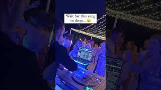 Mixing a 70’s song with a 2000’s song #dj #weddingdj #djsoftiktok #pioneerdj #clubdj