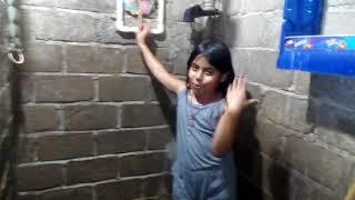 la niña bañándose