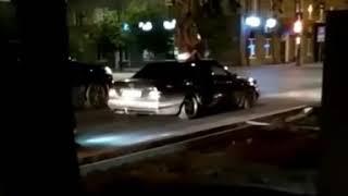 В Красноярске девушка катается на крыше автомобиля