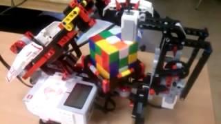 Лига Роботов - Робот из Lego EV3 собирает кубик Рубика