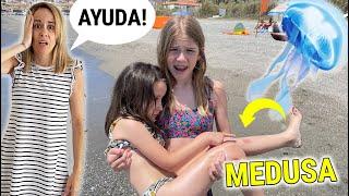 A MI PRIMA MARTINA LE PICA UNA MEDUSA EN LA PLAYA  DANIELA PIDE AYUDA / Daniela Go