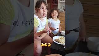 Graci escuchando ala Tata lo que a echo en el cole su último día  mientras le quita la comida.