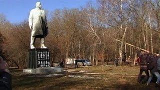 Ukraine Protesters Topple Lenin Statues