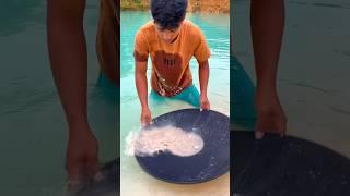 The discovery of pure gold trapped in the mud #goldpanning  #goldmining  #gold  #shorts