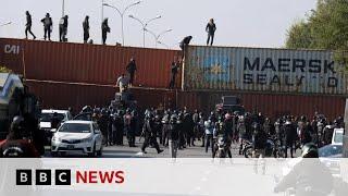 Thousands defy Pakistan police in support of Imran Khan | BBC News