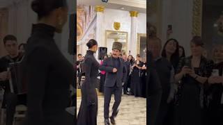 Dans hocası ve öğrencisinden düğünde muhteşem performans