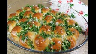 "Pampushki", Ukrainian/Russian dinner rolls with garlic and dill. Perfect with Borscht!