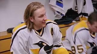 Darius Kasparaitis argues with Jaromir Jagr in the locker room (2000)