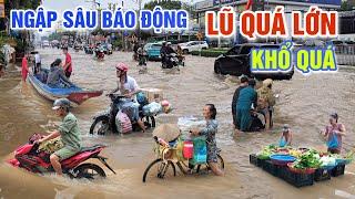 NƯỚC LŨ QUÁ MẠNH ĐỔ VỀ NGẬP LỤT CỰC SÂU - BÀ CON CHỢ BÌNH THỦY KHỔ SỞ MƯU SINH TRONG NƯỚC