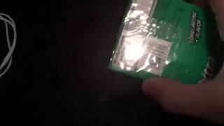 How to open a pack of gum **WITH ONE HAND!!**