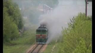 Crazy smoke: 2TE10M departing Uman station