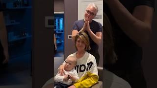 Una super Mamma con uno shatush tono su tono e un taglio pari scalato 