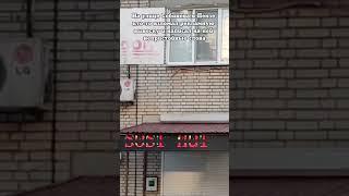 На улице Собинова в Пензе кто-то взломал рекламную вывеску и написал на ней непристойные слова