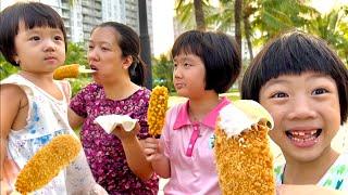 Ăn Hot Dog Hàn Quốc Phô mai và xúc xích ngoài công viên SaLa Quận 2