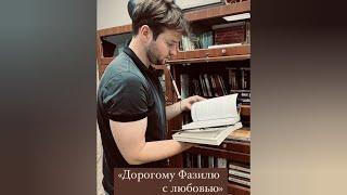 Советскому скульптору, художнику-графику, поэту и прозаику Вадиму Сидуру.