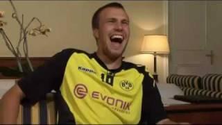 Kevin Großkreutz kann nicht mehr vor Lachen :D Lachanfall