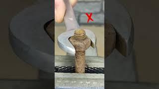 #СлесарныйЛайфхак Как открутить заржавевшую гайку! #lifehacks #слесарь #проблема #решение