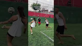 Jogador de futevôlei quando vai pro futebol