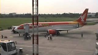 Adam Air plane arriving at Polonia Airport／メダン・ポロニア空港に到着したアダム航空機