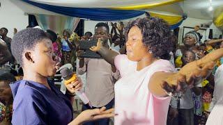 OMG!! ASUFUFU FALLS UNDER THE ANOINTING OF ODEHYIEBA PRISCILLA : POWERFUL WORSHIP MINISTRATION