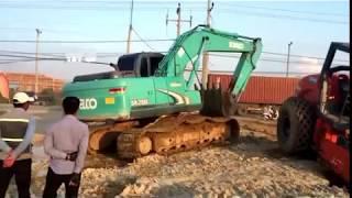 Heavy Equipment HAMM 3410 | Road Roller Recovery | Roll roller stuck in the mud