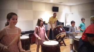 Japanese DramTaiko experienceイギリスから家族7名で貸し切り和太鼓体験