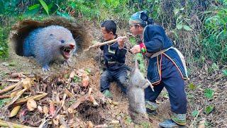 Dwarf family digs a hole to catch a giant ferocious rat | primitive survival skills.