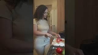 Режем помидоры !!