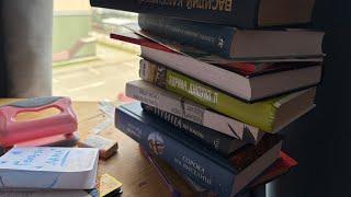 Гора книг||результаты сдержанного книжного покупательства