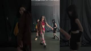 How many models are happy at the show? 10-year-old kid sister cool girl show live