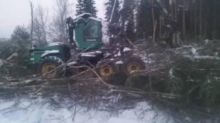 Харвестер пилит валежник