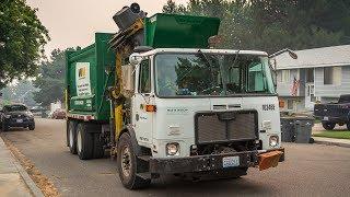 Autocar ACX - McNeilus AutoReach Garbage Truck