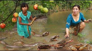 Mother & daughter catch crabs & eel –Stir fry crab spicy & Steamed eel with flower banana for dinner