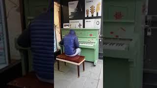 Street Piano Player's Marvellous Medley Goes Viral