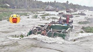 [243] Wooden boats collide dangerously in the face of fast flowing water