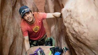 فيلم 127 Hours/رجل يتسلق احد الجبال الصخريه وفجأه تسقط على يده صخره عملاقه ويعلق دون اي مساعده‍️