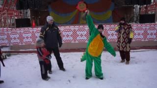 Конкурс силачей во время празднования Масленицы в Комсомольске