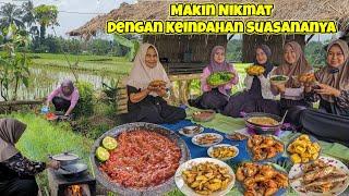 Ah.. Nikmak BENER.. Masak Liwetan Khas Sunda, Ngariung Botram Di SAUNG SAWAH Bareng Ibu2 CANTIK