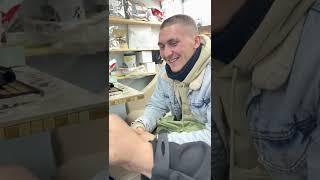 Выкидной зоновский нож  с секретом не хочет открываться 