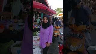 beautiful girl on tradisional market #hijab #cantik #belanja #pasar