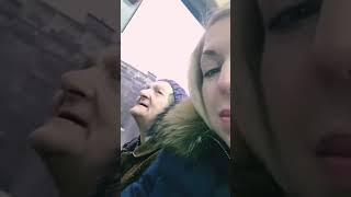 Бабуля Тамара душевно поёт в автобусе